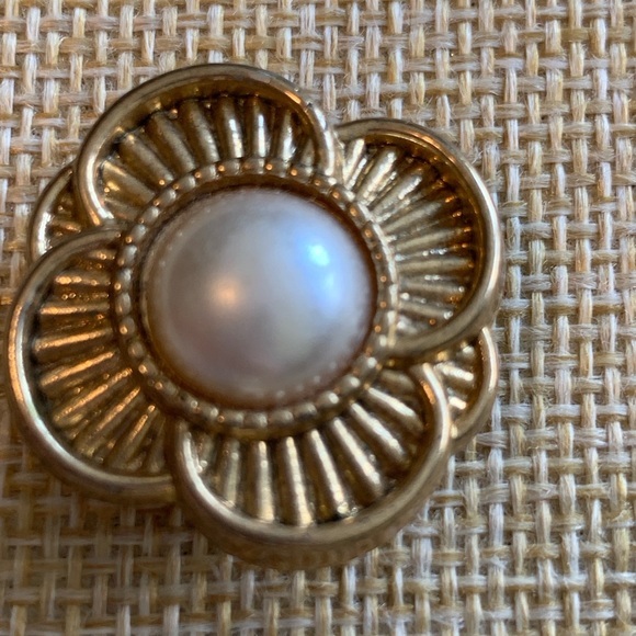 Set of 4 vintage button covers. Gold tone and pearl. - Picture 6 of 8